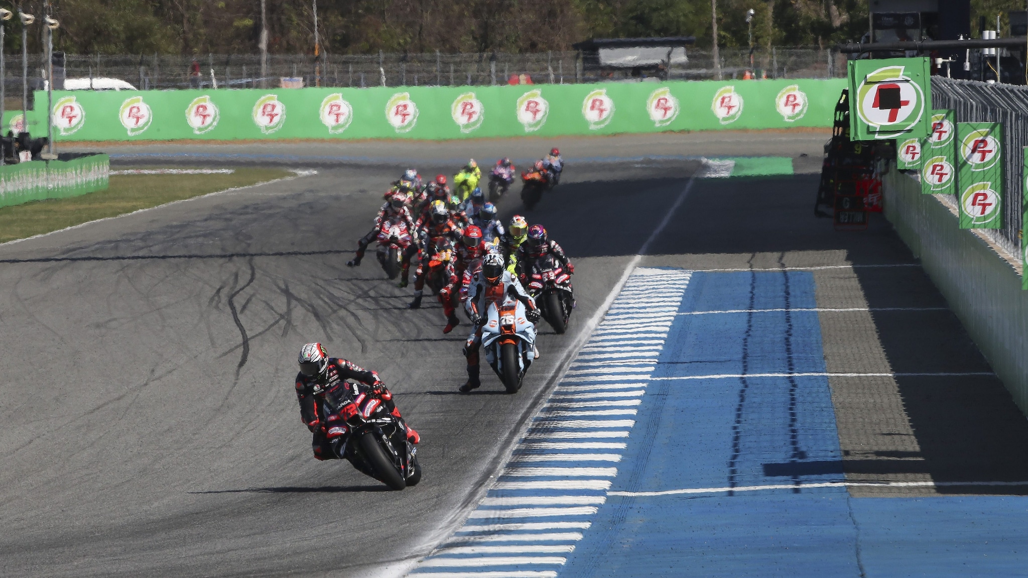 Bezzecchi e Aprilia dominano il GP Thailandia: trionfo a Buriram con Acosta 2°, Ducati fuori dal podio