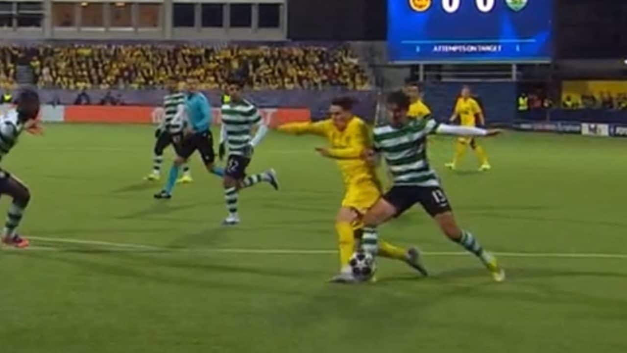 Il rigore fischiato dall'arbitro al Bodo fa infuriare lo Sporting: giocatori con le mani tra i capelli