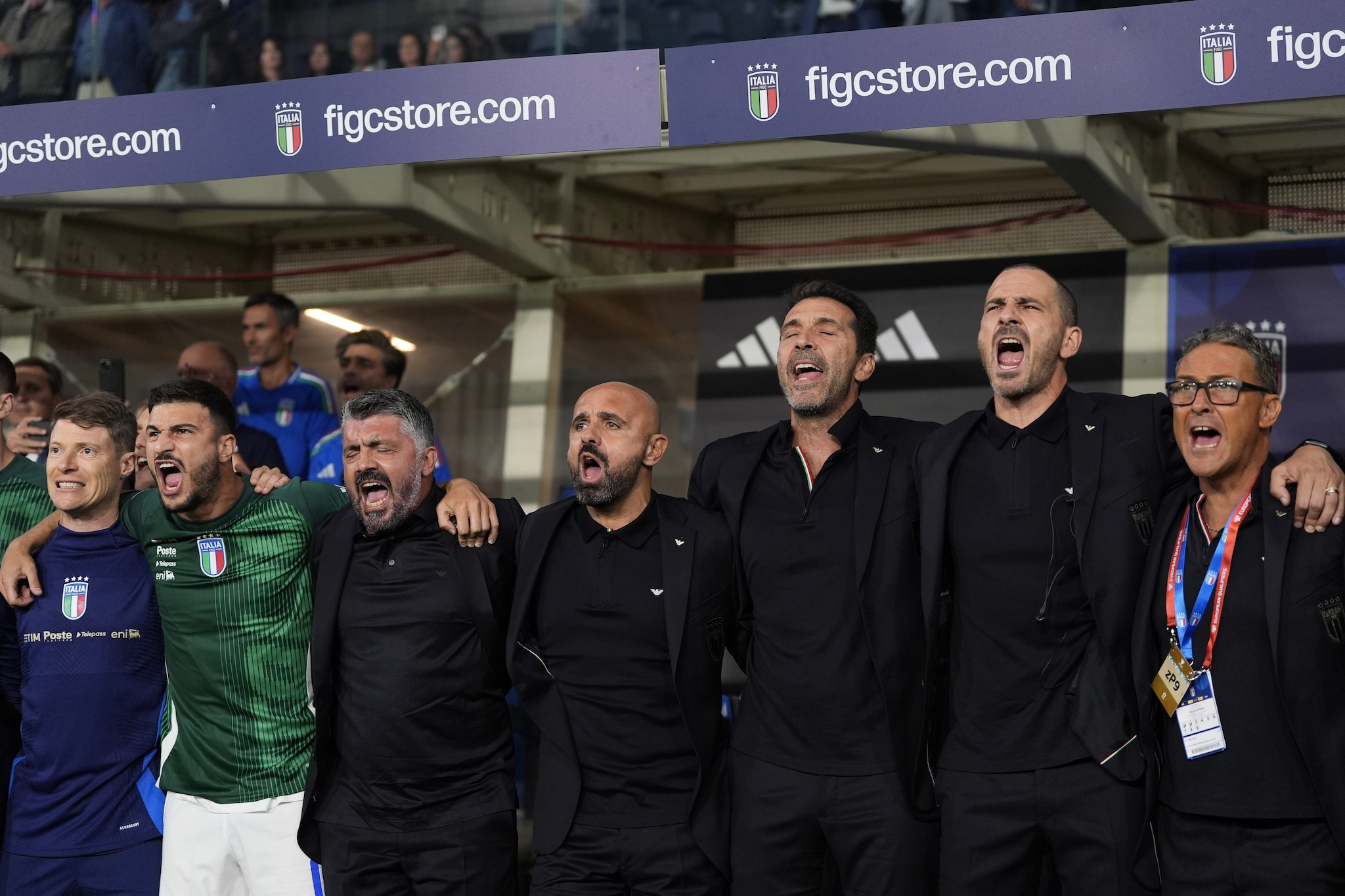 Gennaro Gattuso in panchina con il vice Riccio, Buffon e Bonucci durante l’inno di Mameli.