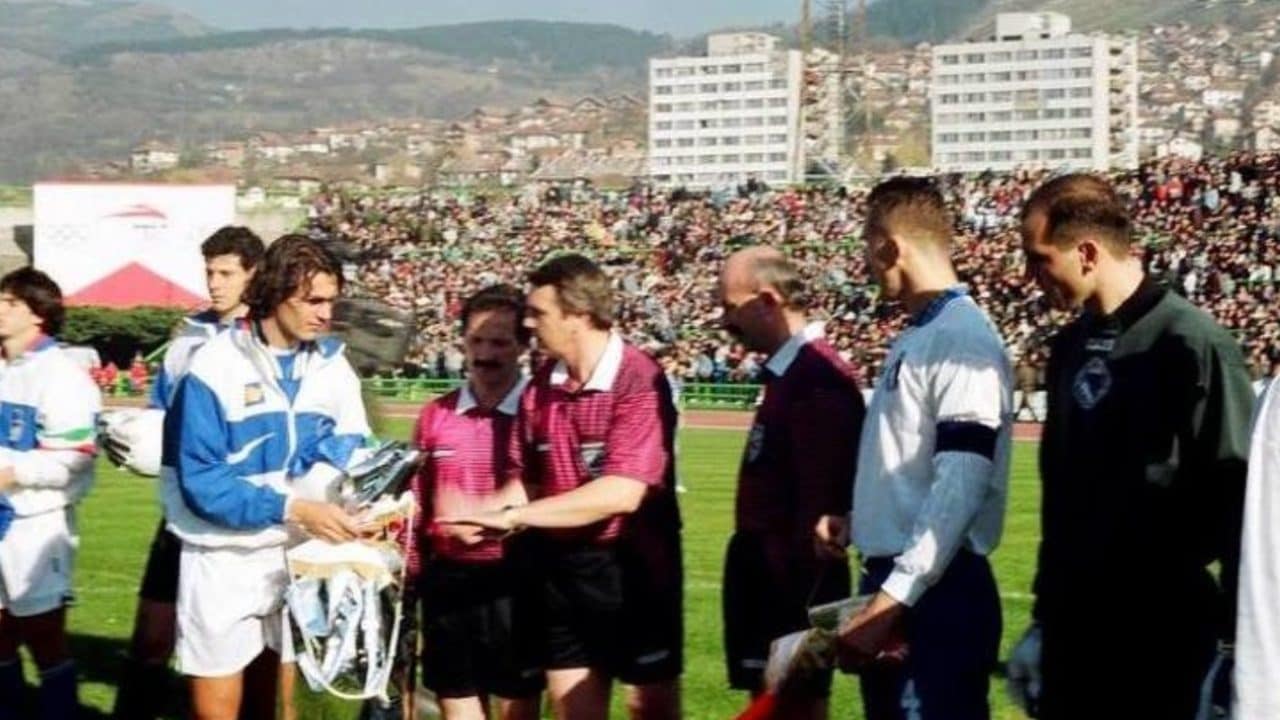 I capitani di Bosnia e Italia prima della partita del 1996 di Sarajevo.