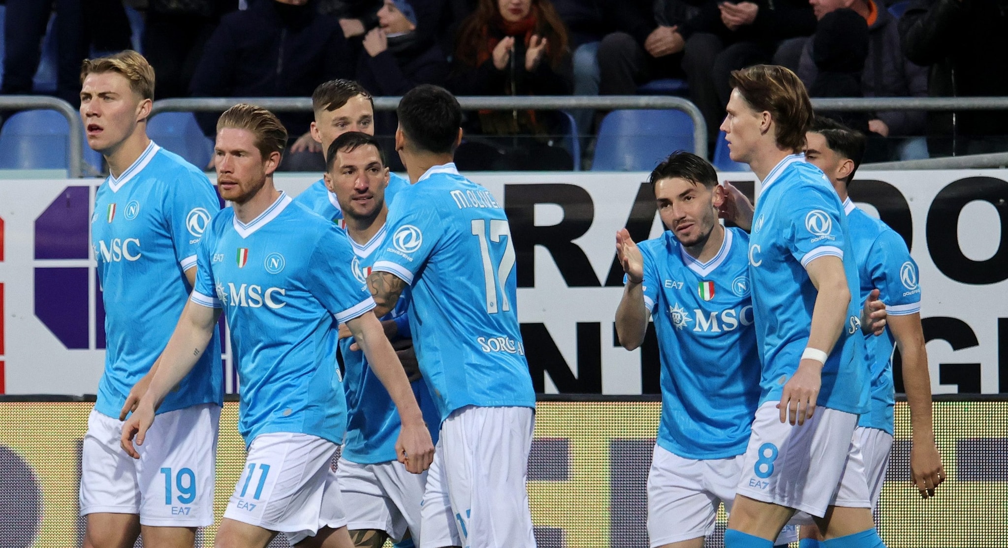 Al Napoli basta un minuto e un gol di McTominay: vince a Cagliari e fa punti Champions