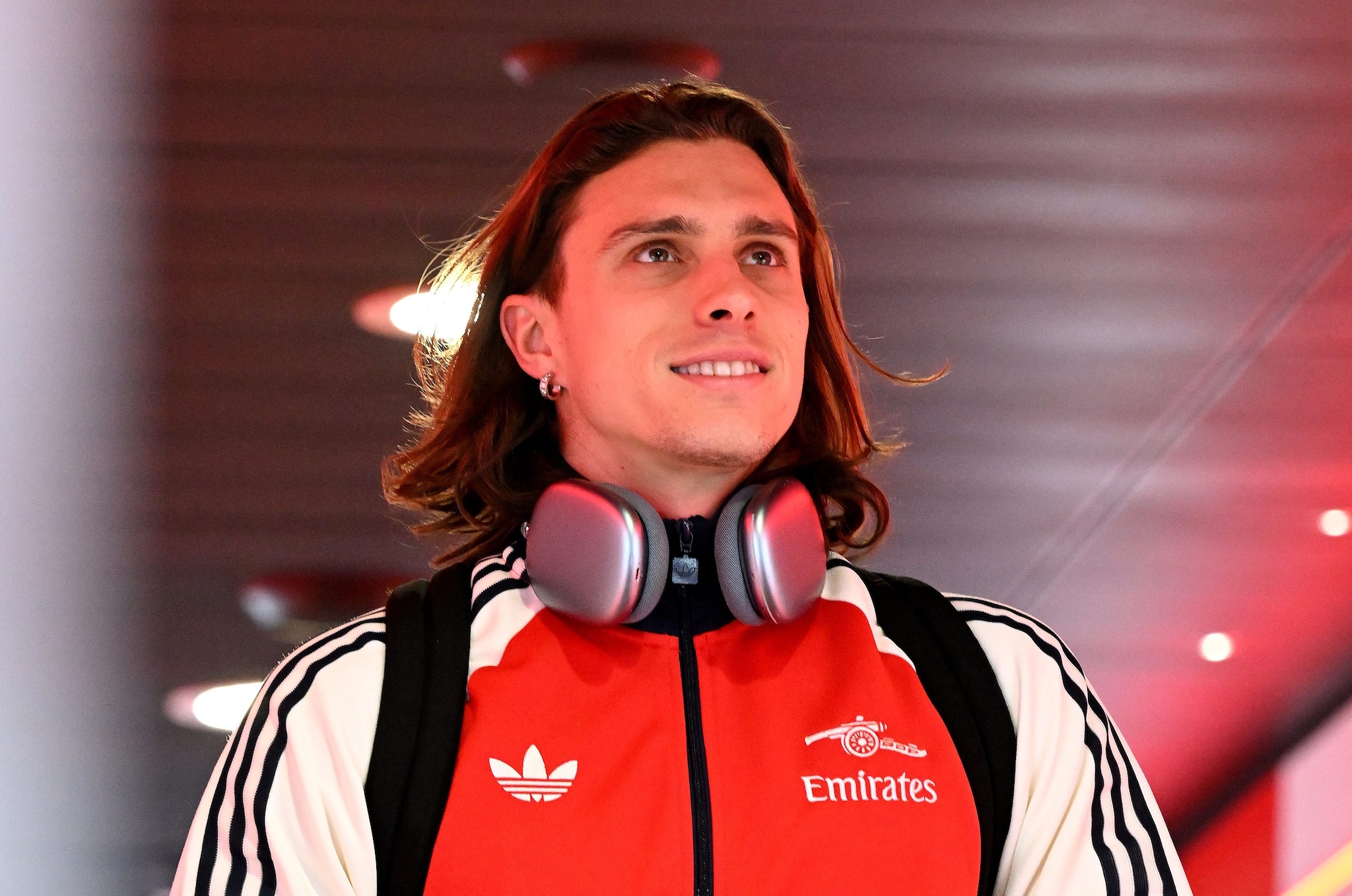 Riccardo Calafiori prima di Arsenal–Chelsea domenica scorsa: è rimasto seduto in panchina