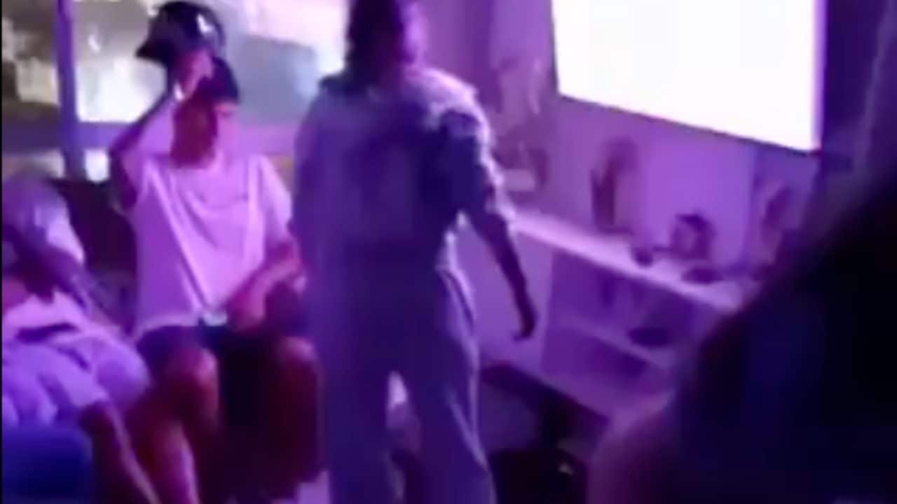 Il video scandalo a un festino proibito, nei guai due calciatori: risate, scherzi e oscenità