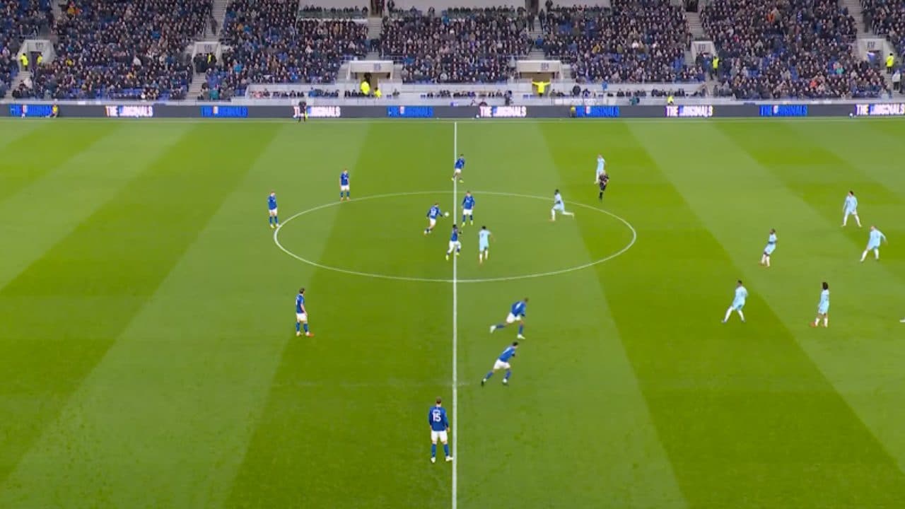 L'Everton inventa un nuovo calcio d'inizio, è una scommessa: tifosi sconcertati