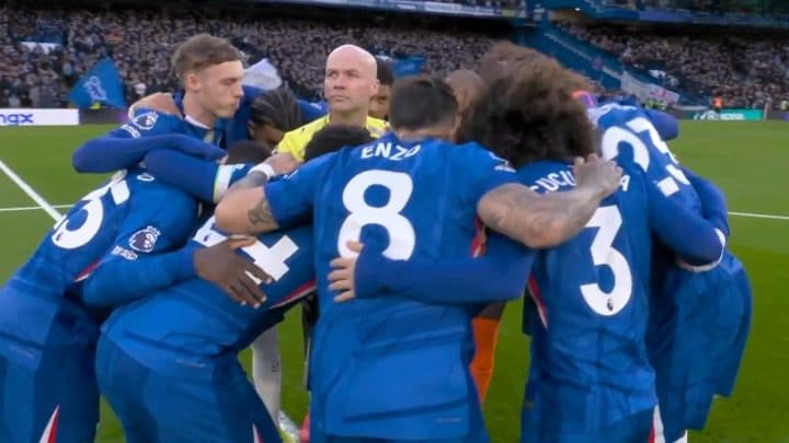 Il Chelsea non farà più il cerchio prima delle partite dopo aver intrappolato l'arbitro al centro