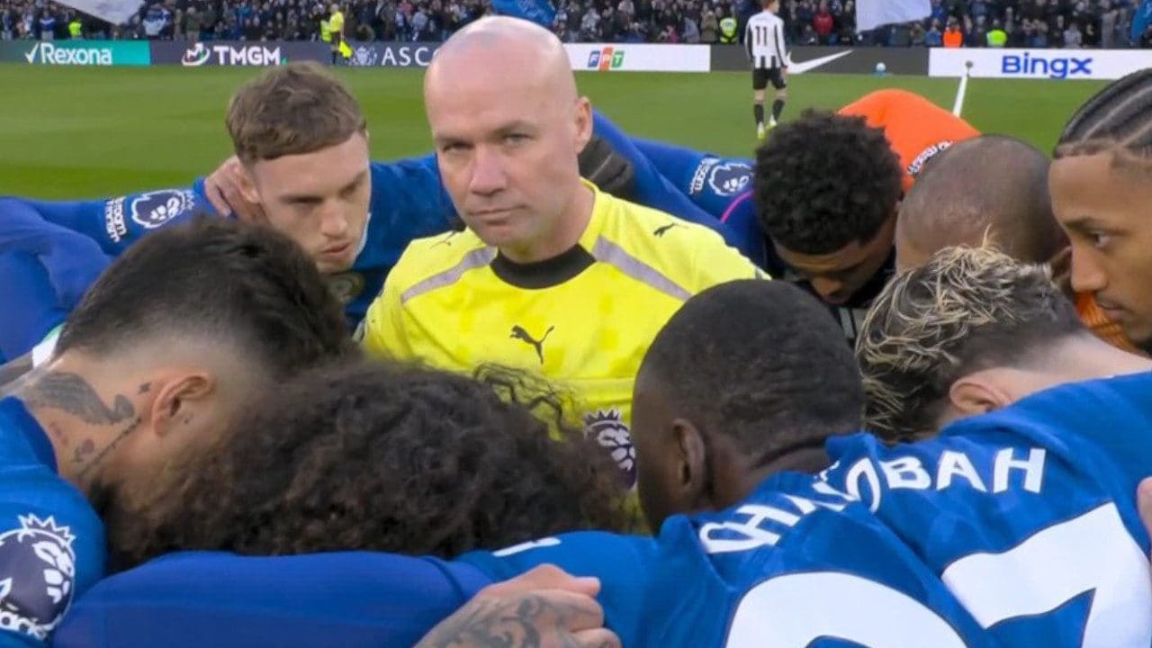 Cosa ci fa l’arbitro Tierney in mezzo al cerchio prepartita del Chelsea in una scena molto insolita