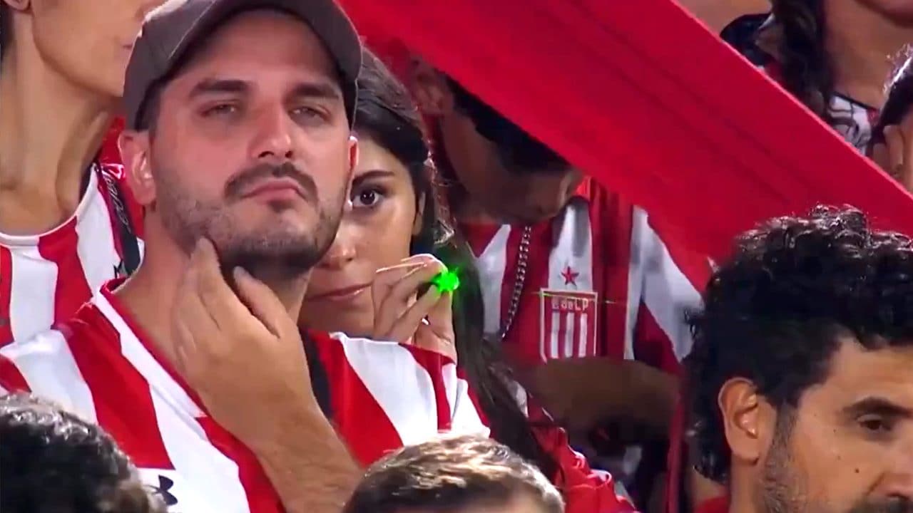 Chi è la "chica del laser", la tifosa colta sul fatto sulle tribune che ha fatto impazzire l'Argentina