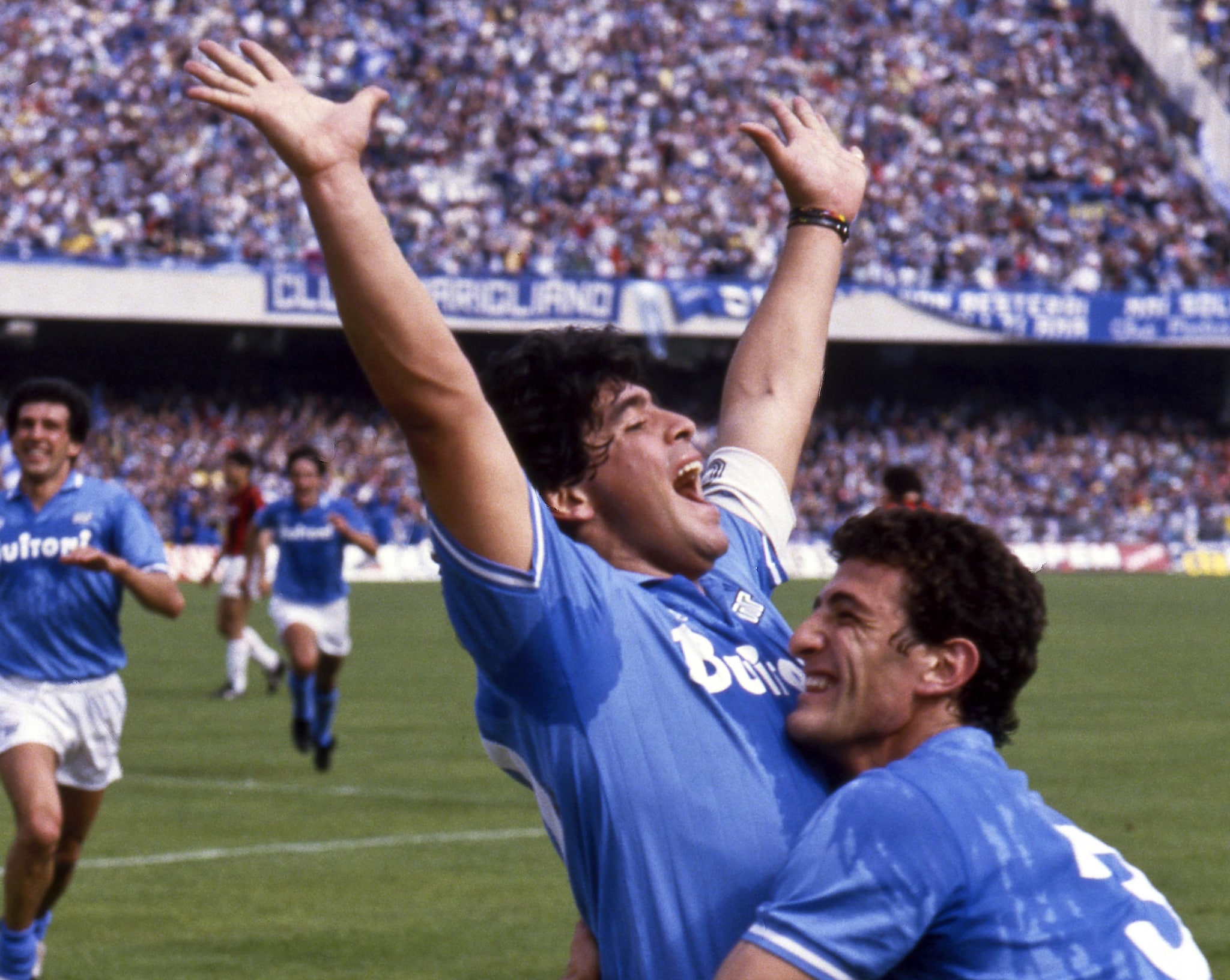 Ciro Ferrara abbraccia Diego Maradona nella prima età aurea del Napoli