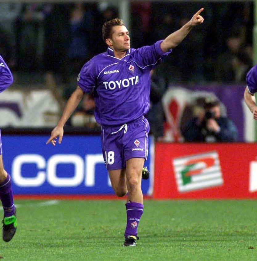 Cois esulta dopo un gol con la Fiorentina.