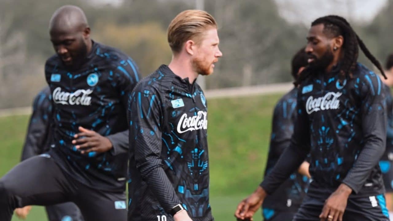 Kevin De Bruyne si allena col Napoli quattro mesi dopo l'infortunio: quando torna tra i convocati di Conte