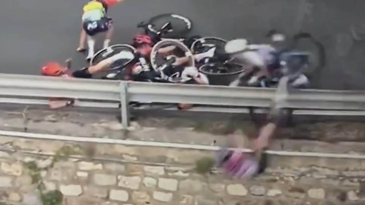 Il drammatico volo nel vuoto di Debora Silvestri alla Sanremo Women: immagini terribili, è cosciente