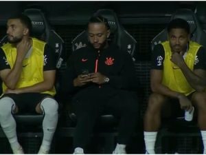 Depay sorpreso col telefono in panchina: lo staff del Corinthians interviene subito, è vietato
