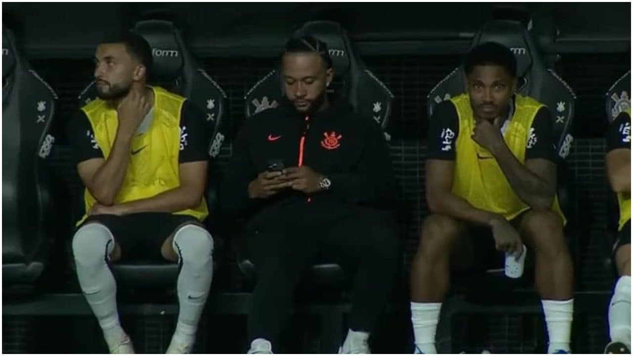 Depay sorpreso col telefono in panchina: lo staff del Corinthians interviene subito, è vietato