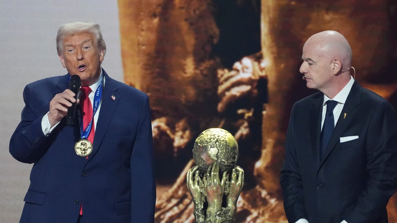 Mentre bombarda l'Iran, Trump dice che "è il benvenuto a partecipare ai Mondiali negli Stati Uniti"