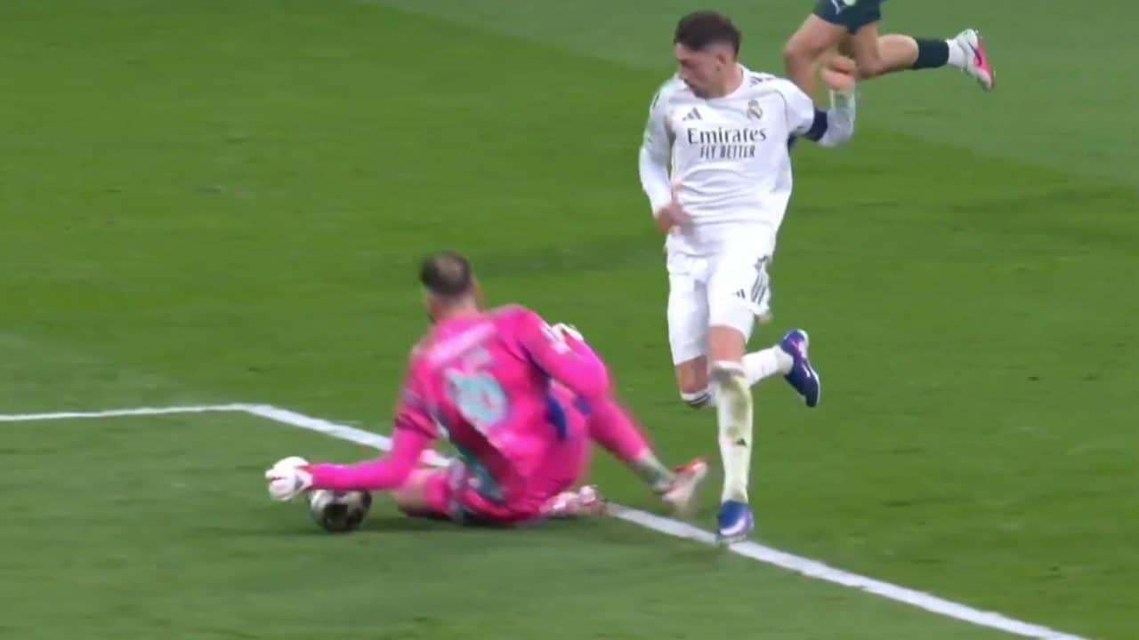 In Inghilterra nessuno si spiega perché Donnarumma ha tolto la mano dalla palla sul gol del Real