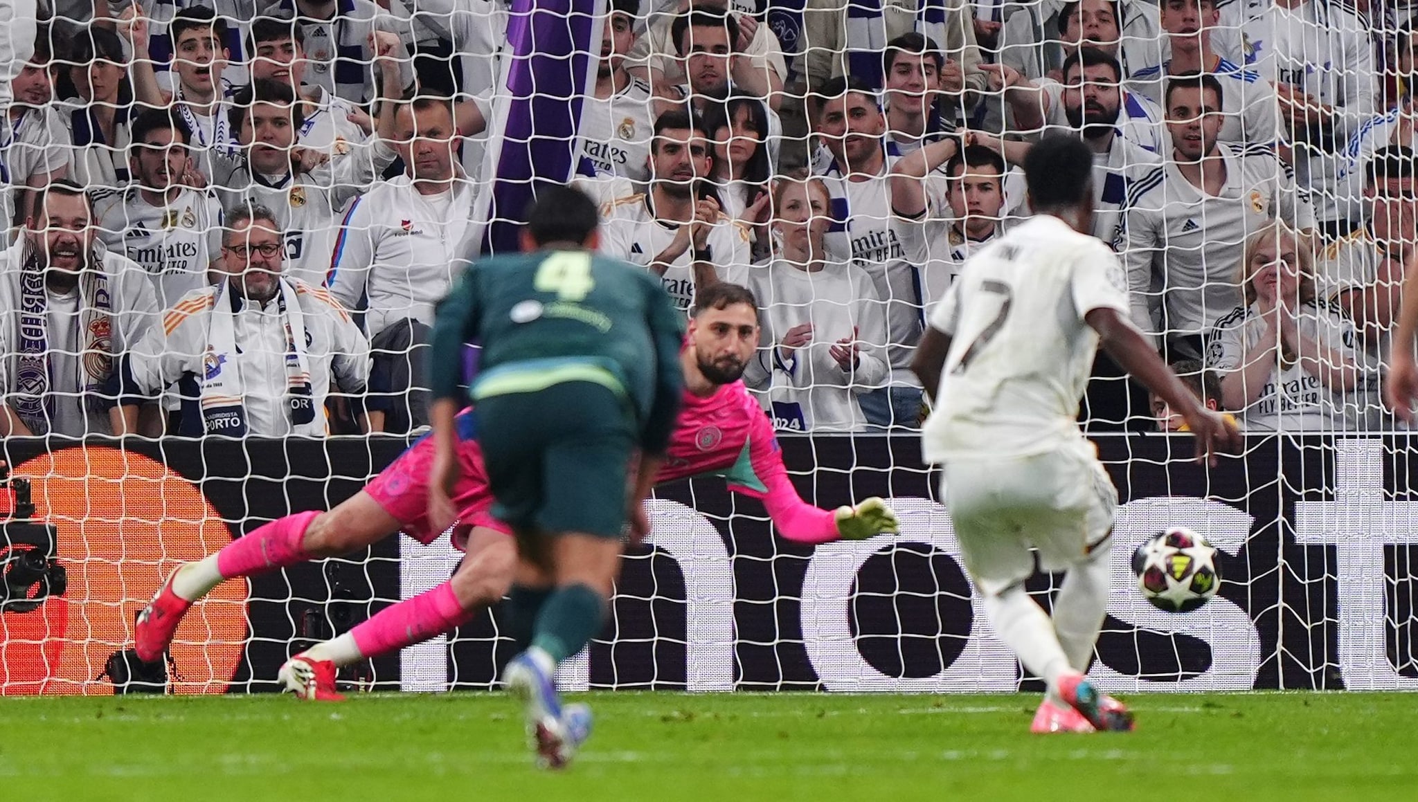 Donnarumma errore e miracolo in Real-City: regala un gol e para il rigore a Vinicius