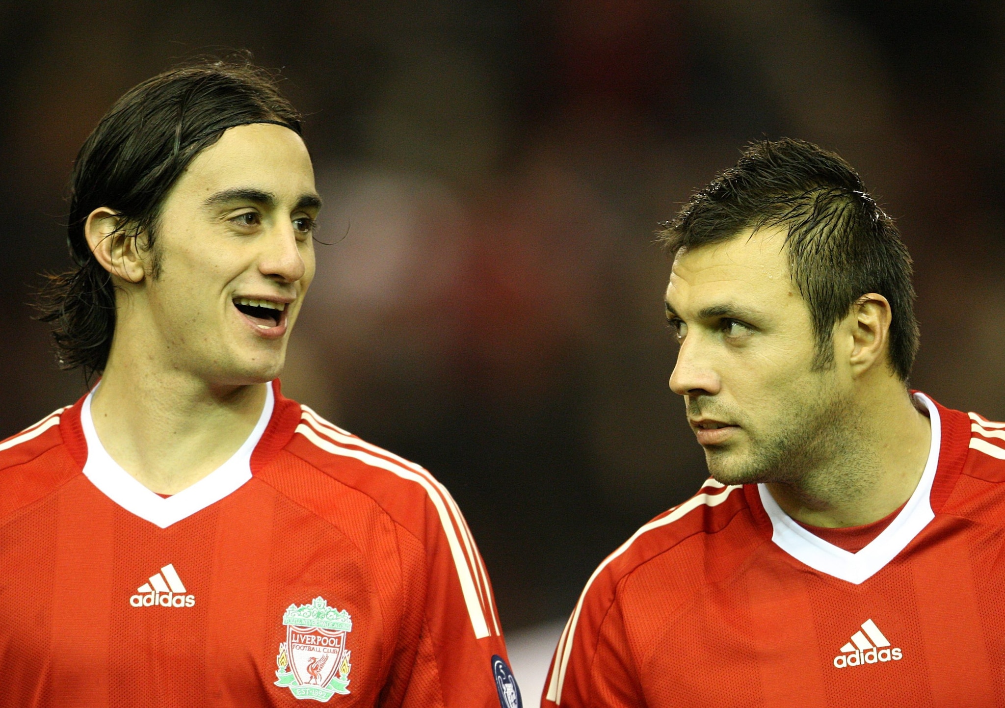 Dossena con Aquilani con la maglia del Liverpool.
