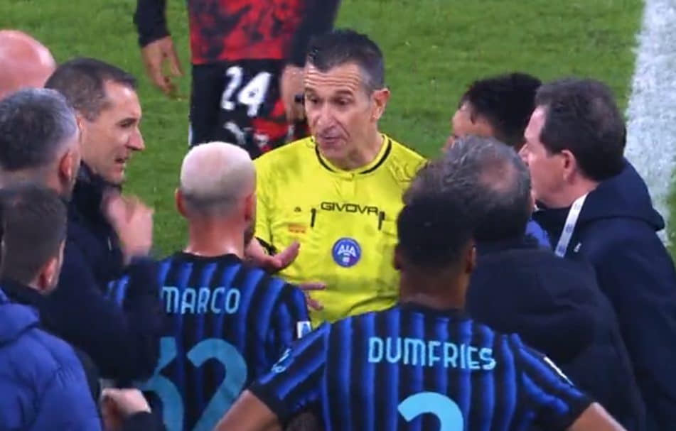 La furia di Doveri accerchiato dai giocatori dell’Inter.