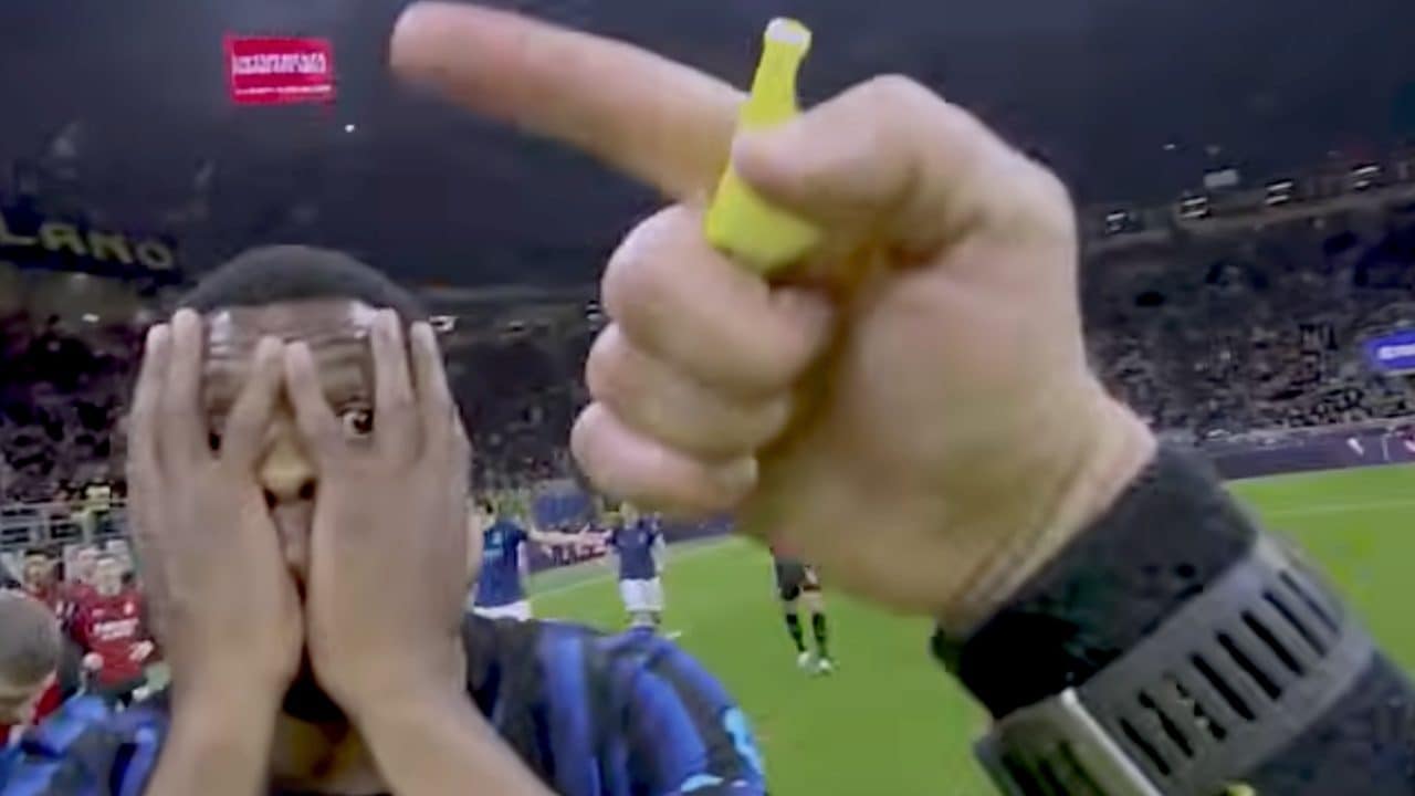 Cosa ha detto Doveri dopo il gol annullato a Carlos Augusto nel derby: mani in faccia per Dumfries