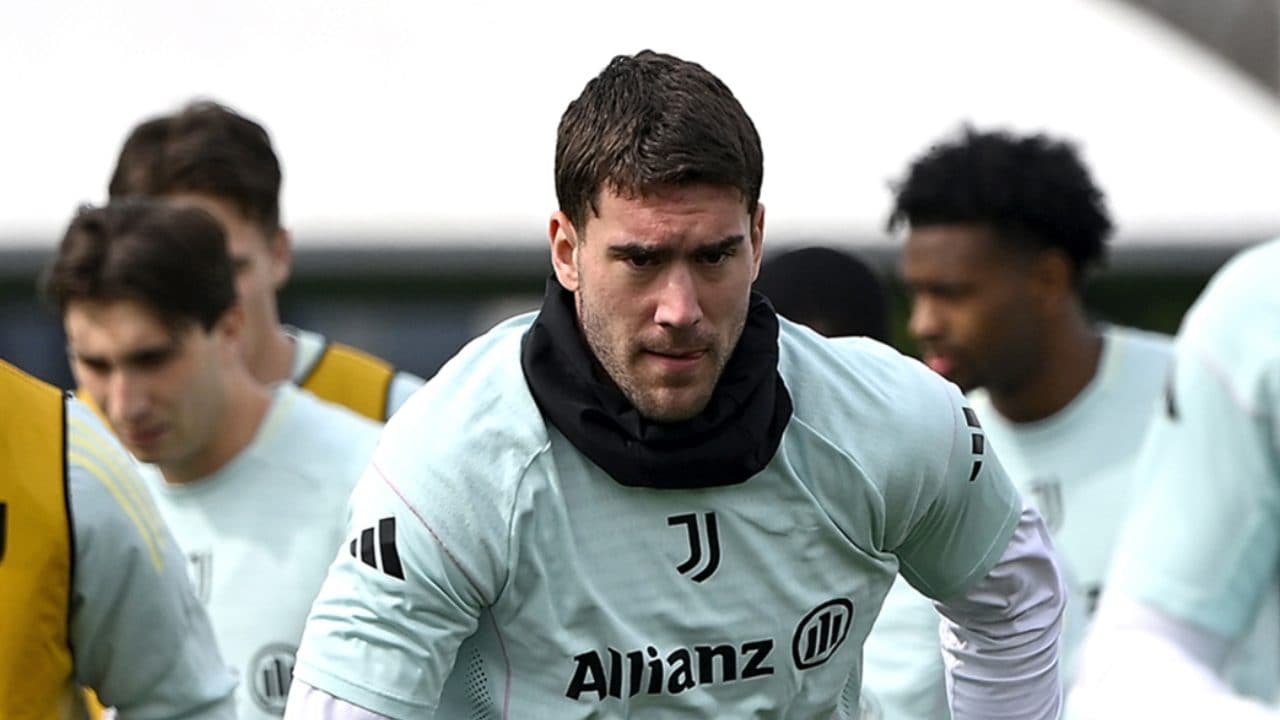 Vlahovic verso il rinnovo con la Juve, ma ci sarà un taglio netto al suo attuale stipendio