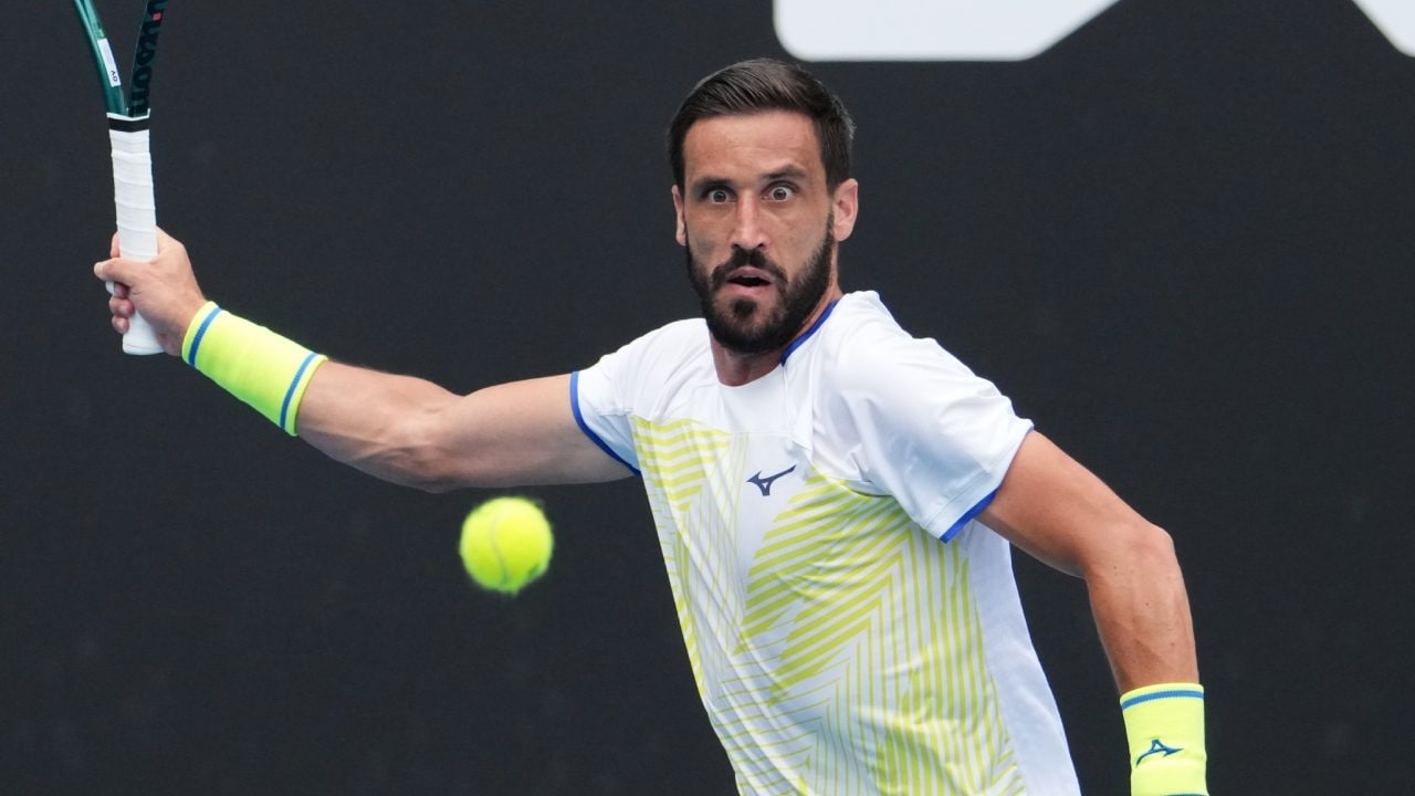 Chi è Dzumhur, l'avversario di Sinner al Miami Open che ha un passato da attore vero
