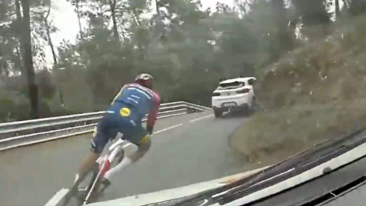 Il video di Aleix Espargaro in bicicletta tra le auto diventa virale: cosa è successo