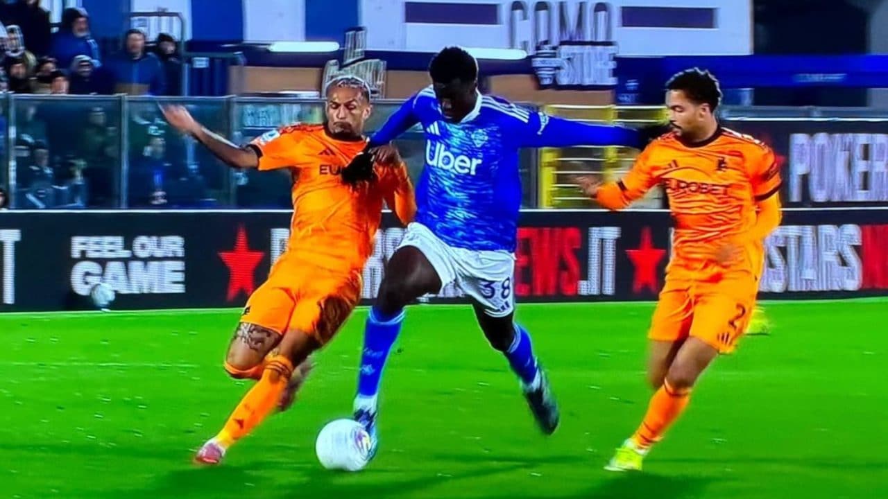 Wesley espulso per un fallo 'leggero' su Diao, Gasperini furioso: decisione dubbia, Roma in 10 a Como