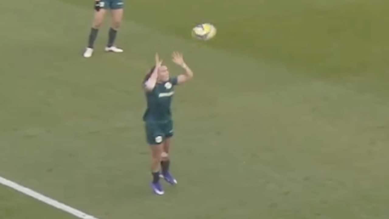 Inske Weiman si prende il rosso più bizzarro dell'anno: afferra il pallone con entrambe le mani