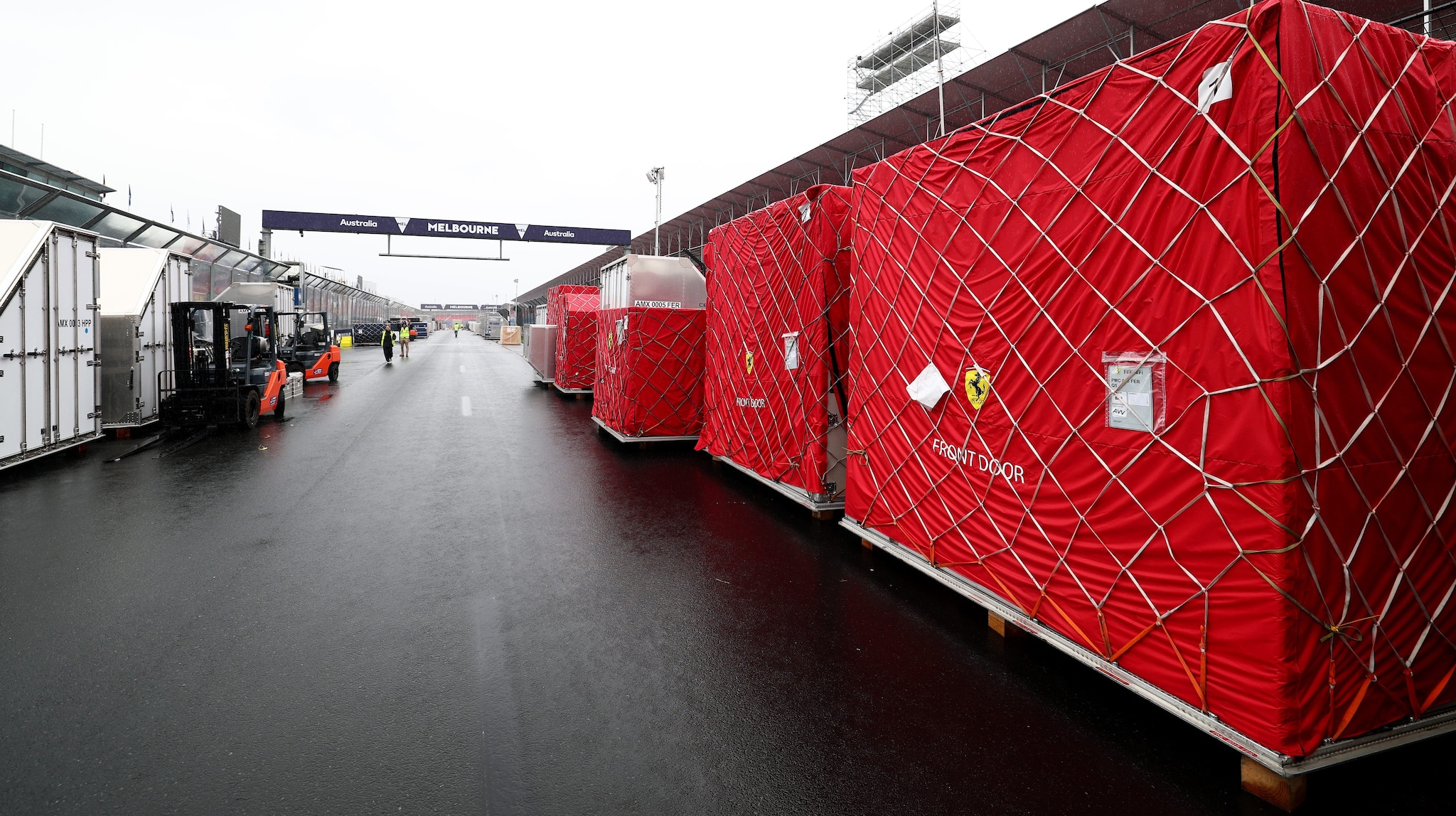 Ferrari in ritardo a Melbourne per il debutto nel Mondiale F1: diversi membri del team bloccati in aeroporto