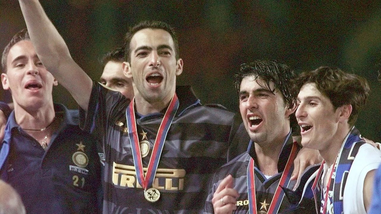 Fresi festeggia la Coppa UEFA con l’Inter vinta a Parigi con Zanetti, Mezzano e Djorkaeff.