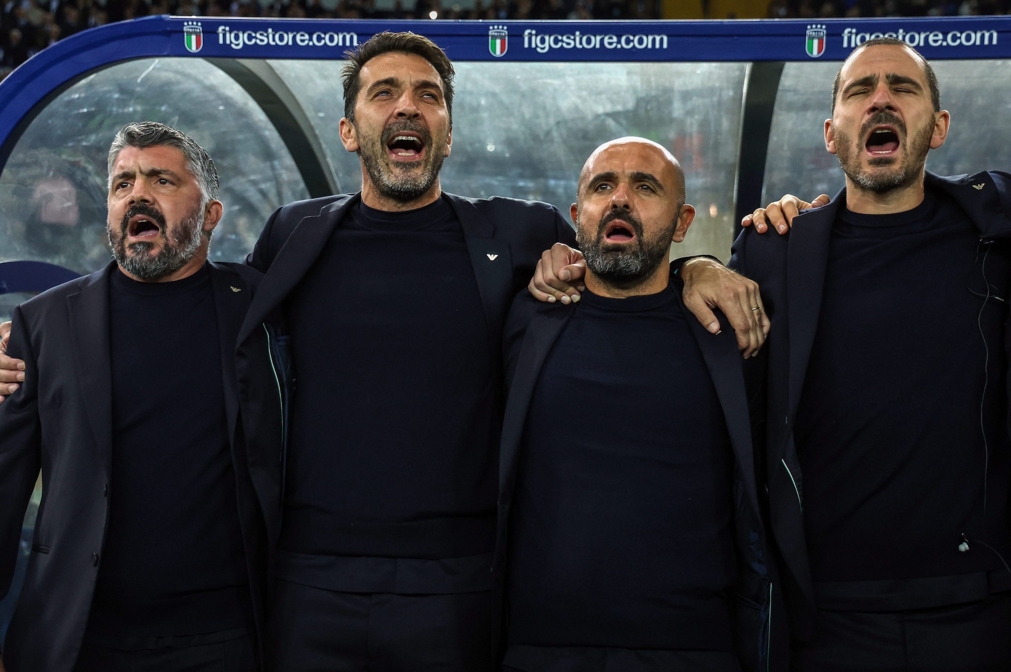 Gattuso canta l’inno con Buffon, Riccio e Bonucci sulla panchina dell’Italia