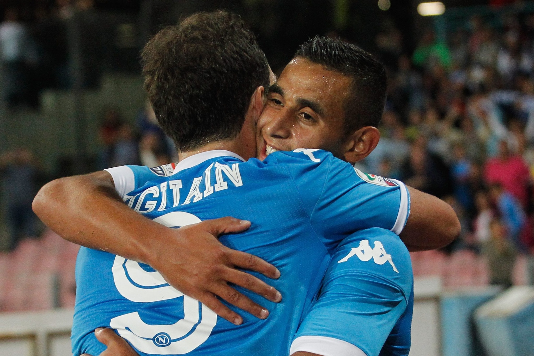 Un abbraccio tra Ghoulam e Higuain, il fuoriclasse di quel Napoli straordinario