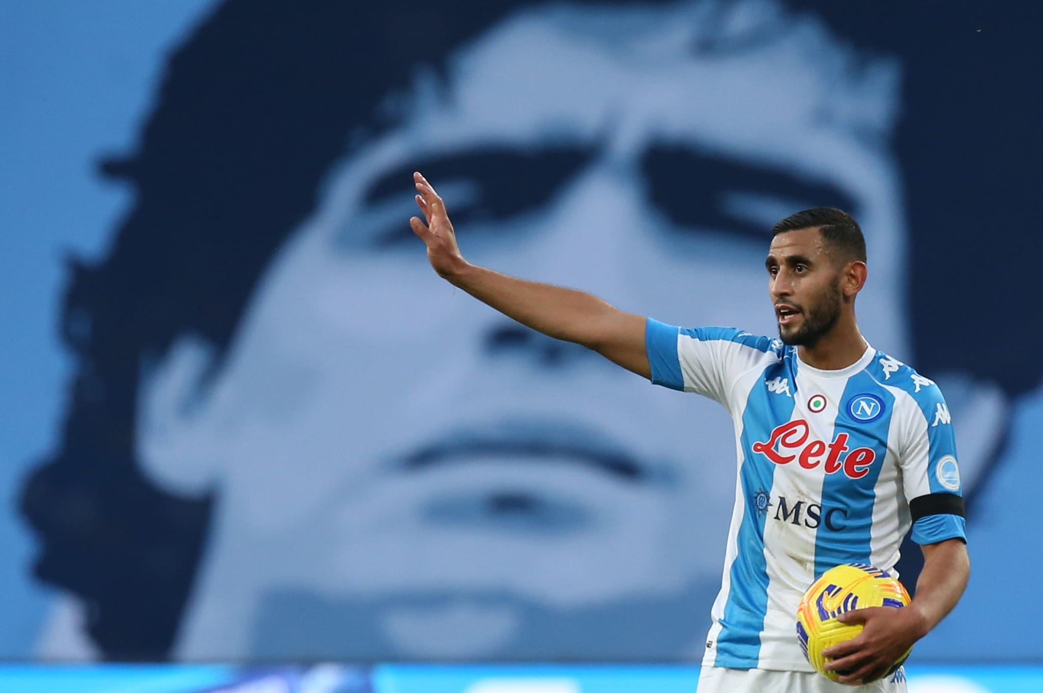 Il volto di Maradona su un bandierone alle spalle di Ghoulam durante una partita del Napoli