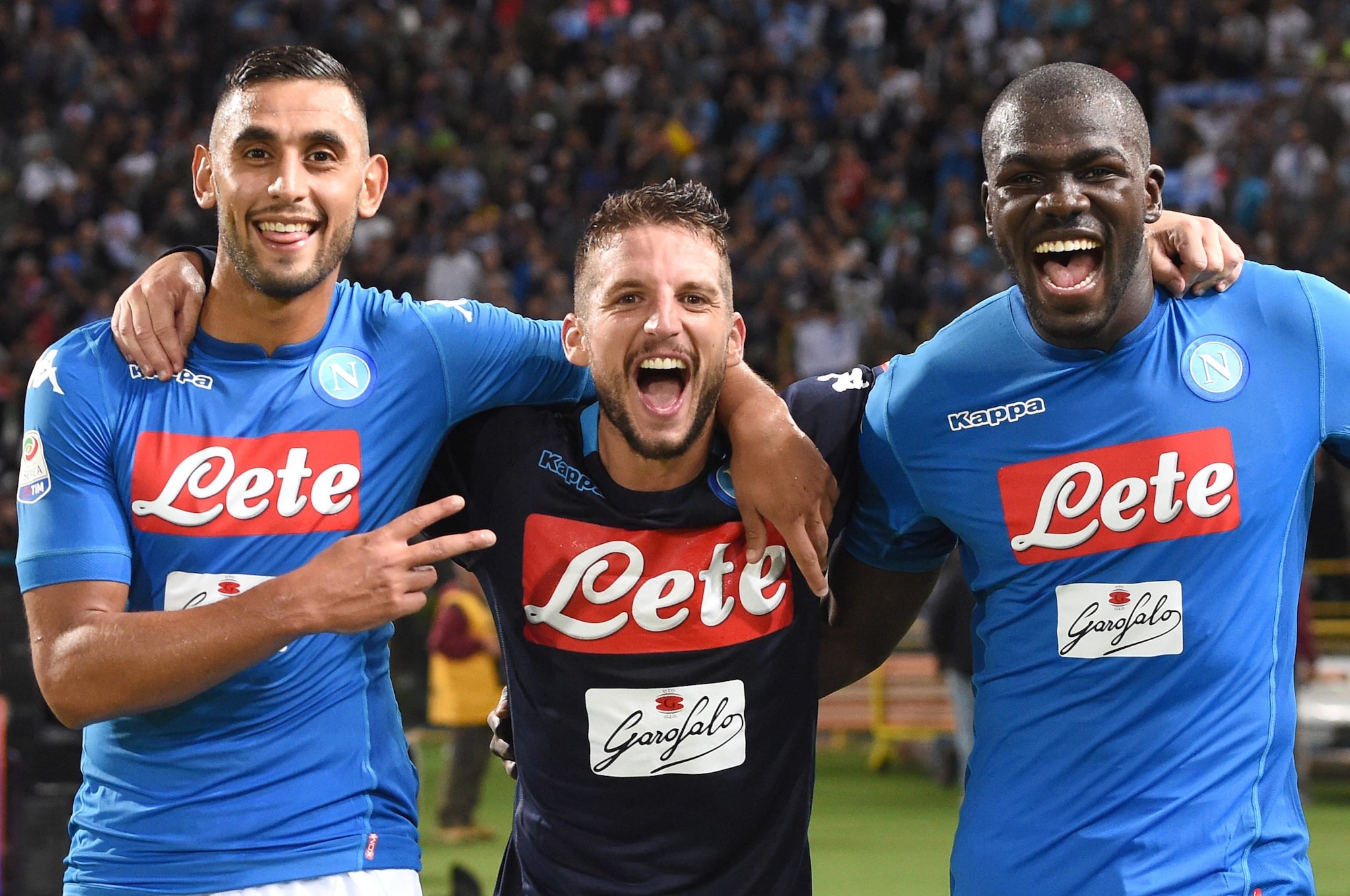 Ghoulam con Dries Mertens e Kalidou Koulibaly. "Mio fratello", lo chiama Faouzi