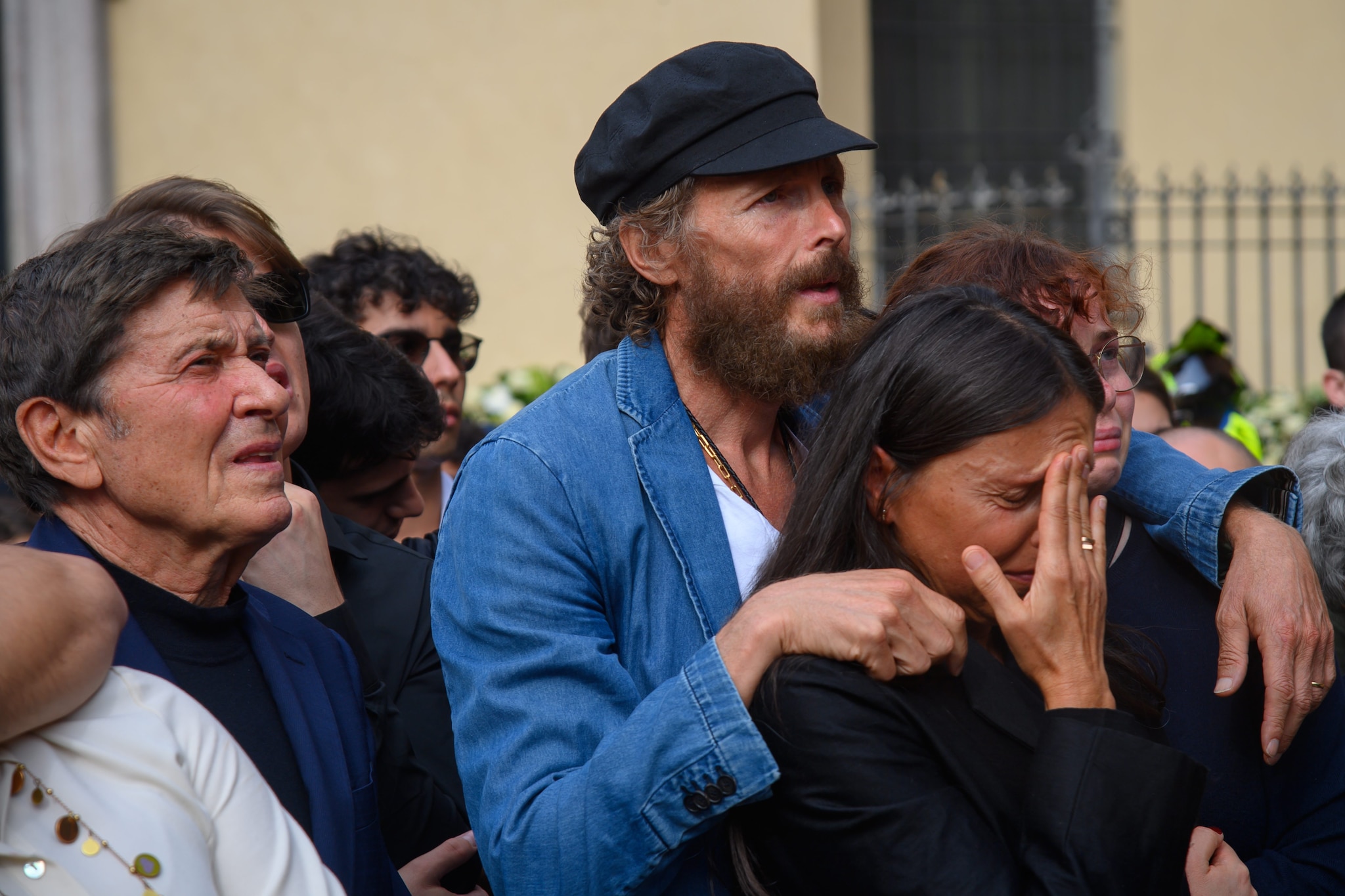 Gianni Morandi e Jovanotti ai funerali di Luca Salvadori a Milano il 25 settembre 2024