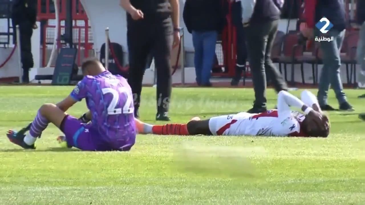 I calciatori crollano in campo dopo la partita giocata durante il Ramadan: restano a terra stremati