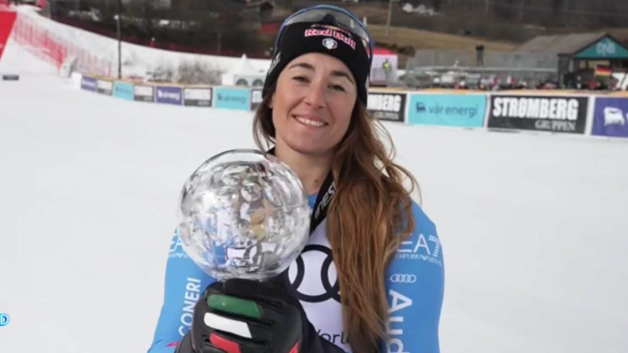 Sofia Goggia con il Globo della Coppa del Mondo di Specialità in SuperG