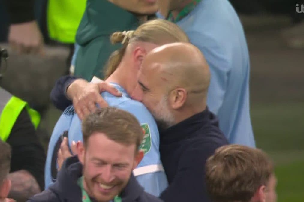 I due graffi rossi molto evidenti sulla tempia di Guardiola dopo la vittoria del City sull’Arsenal