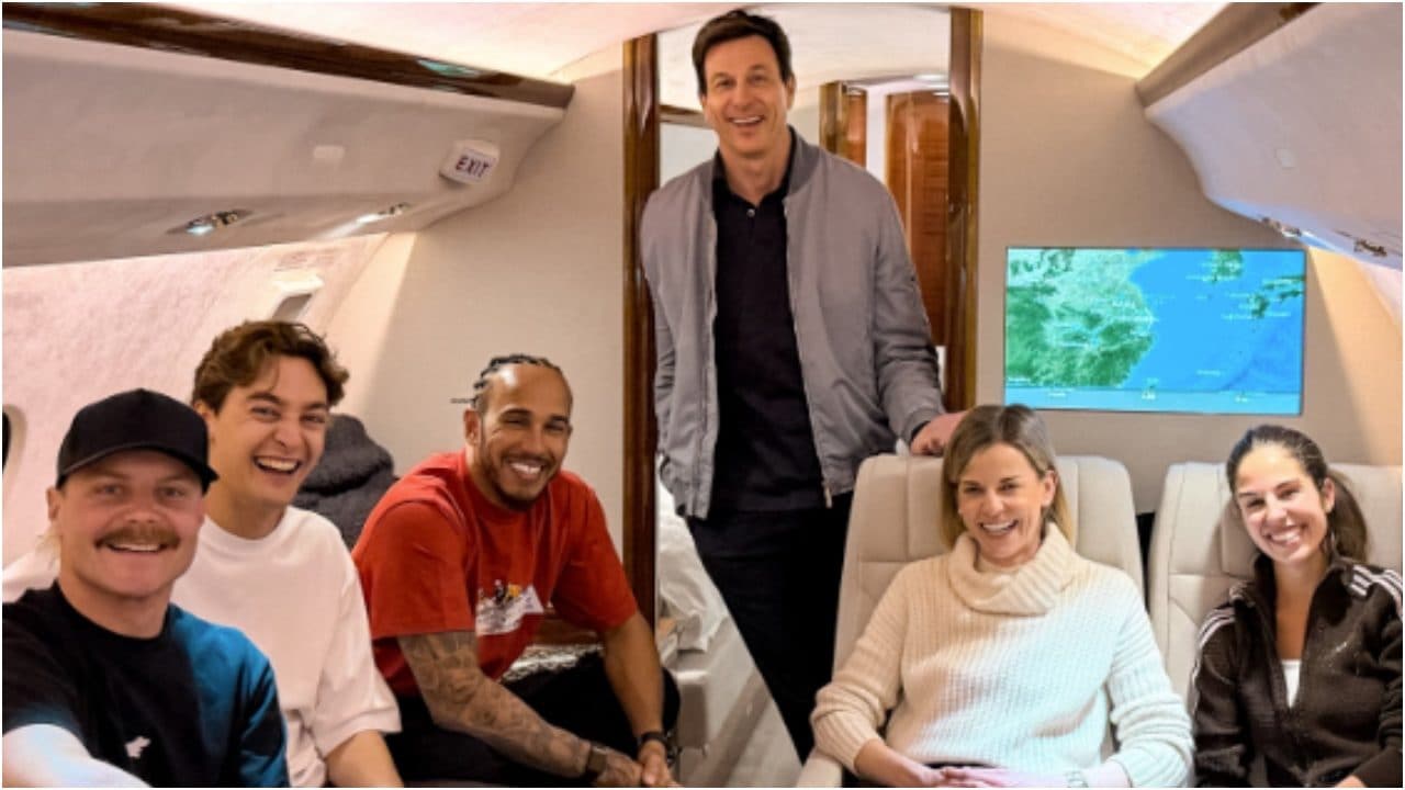 Lewis Hamilton si fa dare un "passaggio" da Toto Wolff sul jet privato dopo le ironie sulla Ferrari