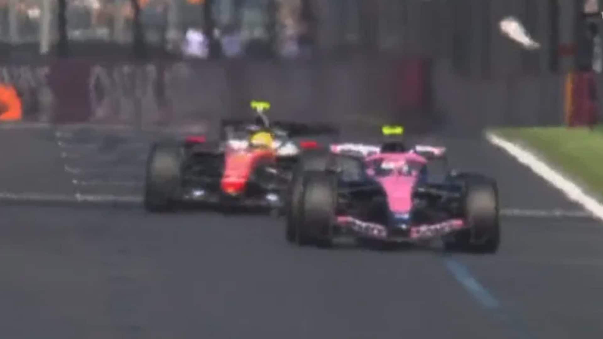 Enorme spavento per Hamilton in Australia: si trova davanti l'Alpine piantata in mezzo alla pista