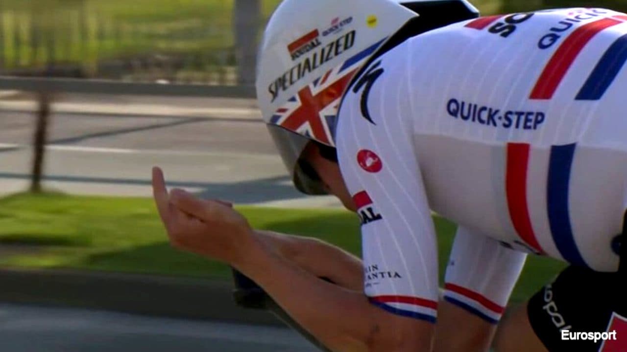 Ethan Hayter mostra il medio in TV durante la crono alla Tirreno-Adriatico: con chi ce l'aveva