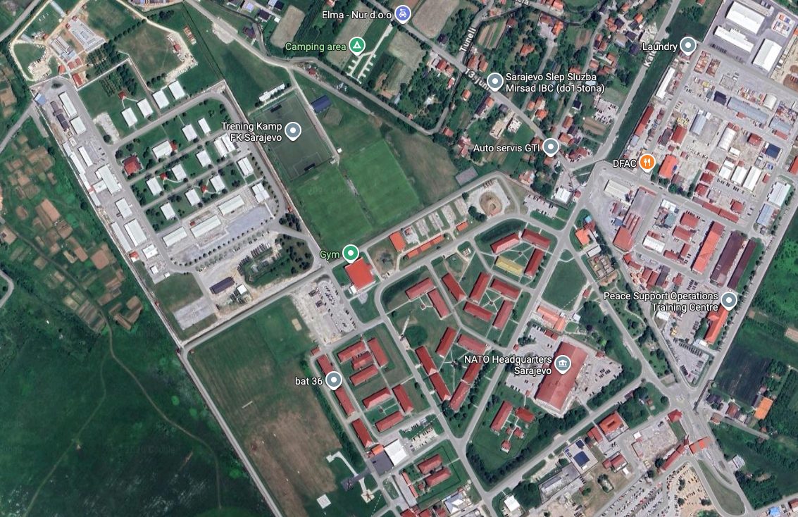 A sinistra il campo d’allenamento della nazionale bosniaca e a destra la base militare della NATO.