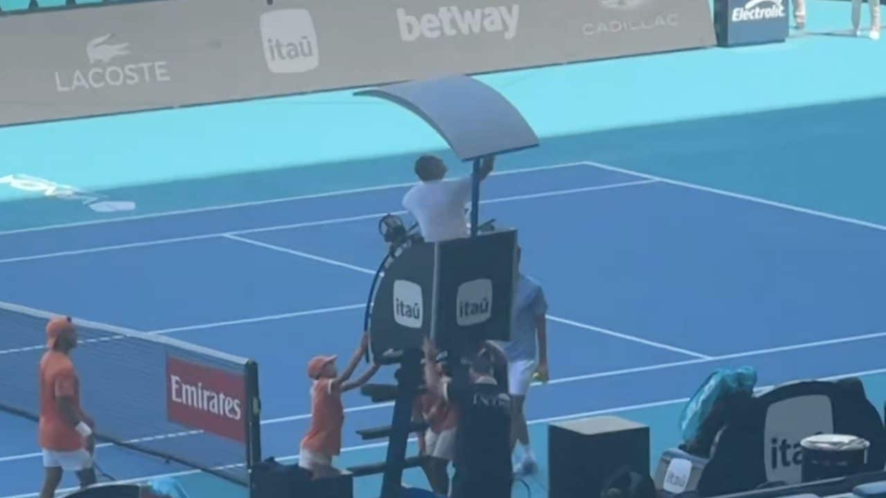 L'arbitro Lahyani rischia di farsi male per colpa della spidercam: bizzarro incidente a Miami