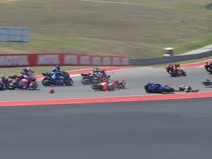 Terribile incidente in Moto2 e bandiera rossa a Miami: Ferrandez perde il controllo, 7 piloti a terra