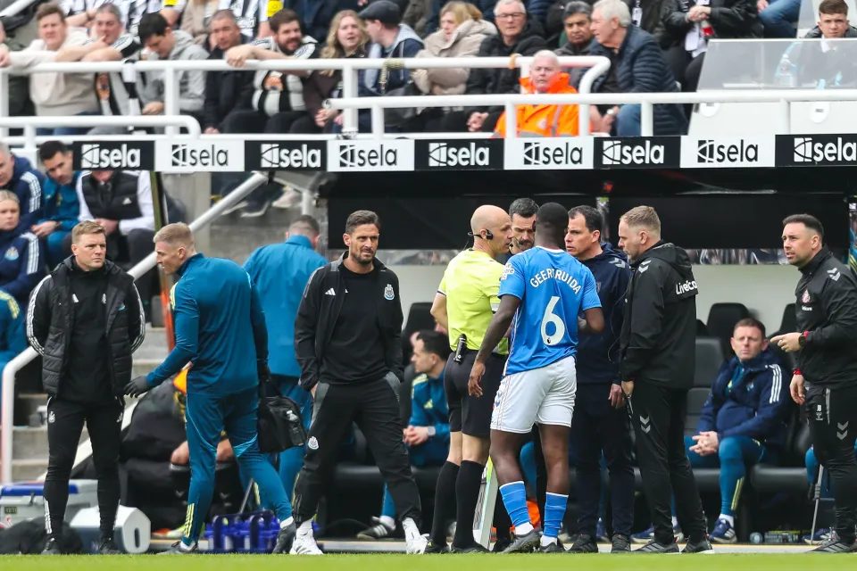 Il momento in cui Taylor sospende il match: Geertruida discute con l’arbitro