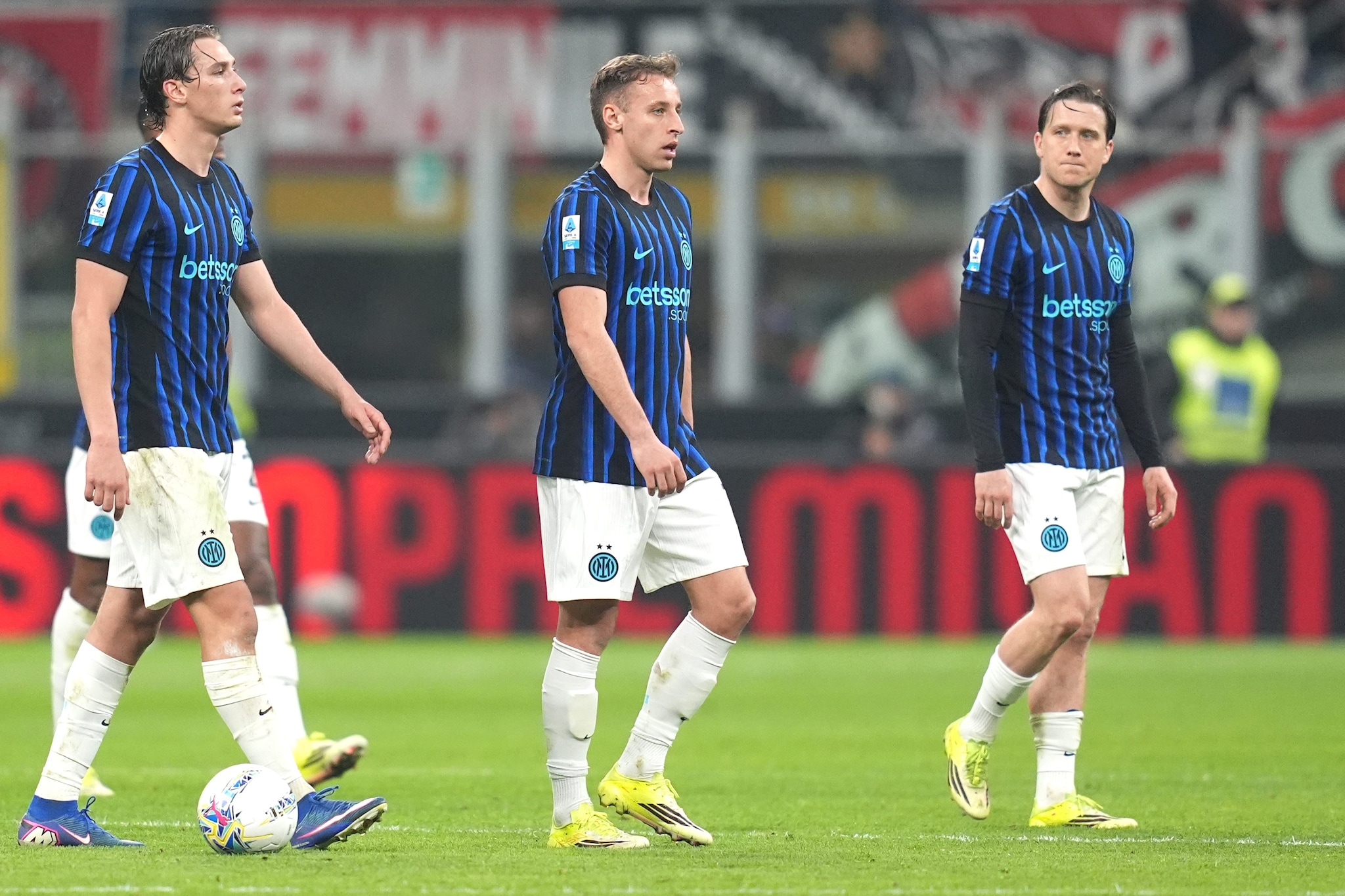 Il KO nel derby ha riportato il Milan a –7 a 10 giornate dalla fine: per l’Inter è già la 5a sconfitta stagionale