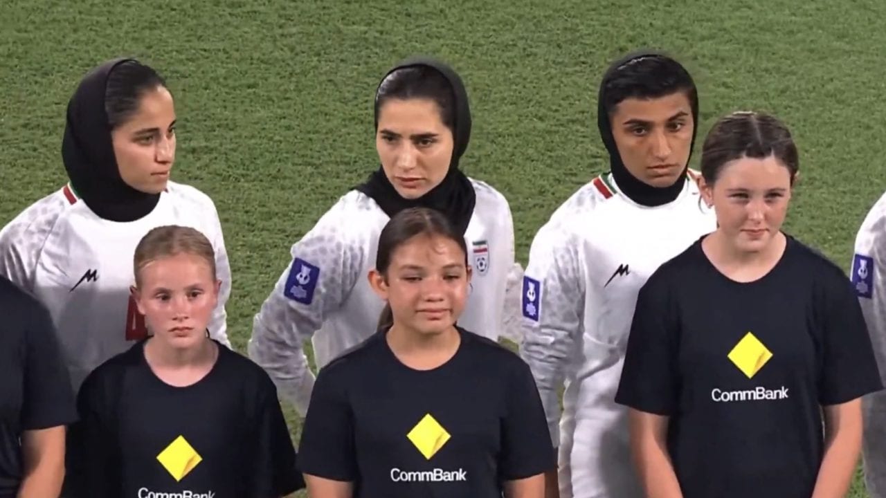 Le giocatrici dell'Iran si rifiutano di cantare l'inno prima della partita: gli era stato imposto