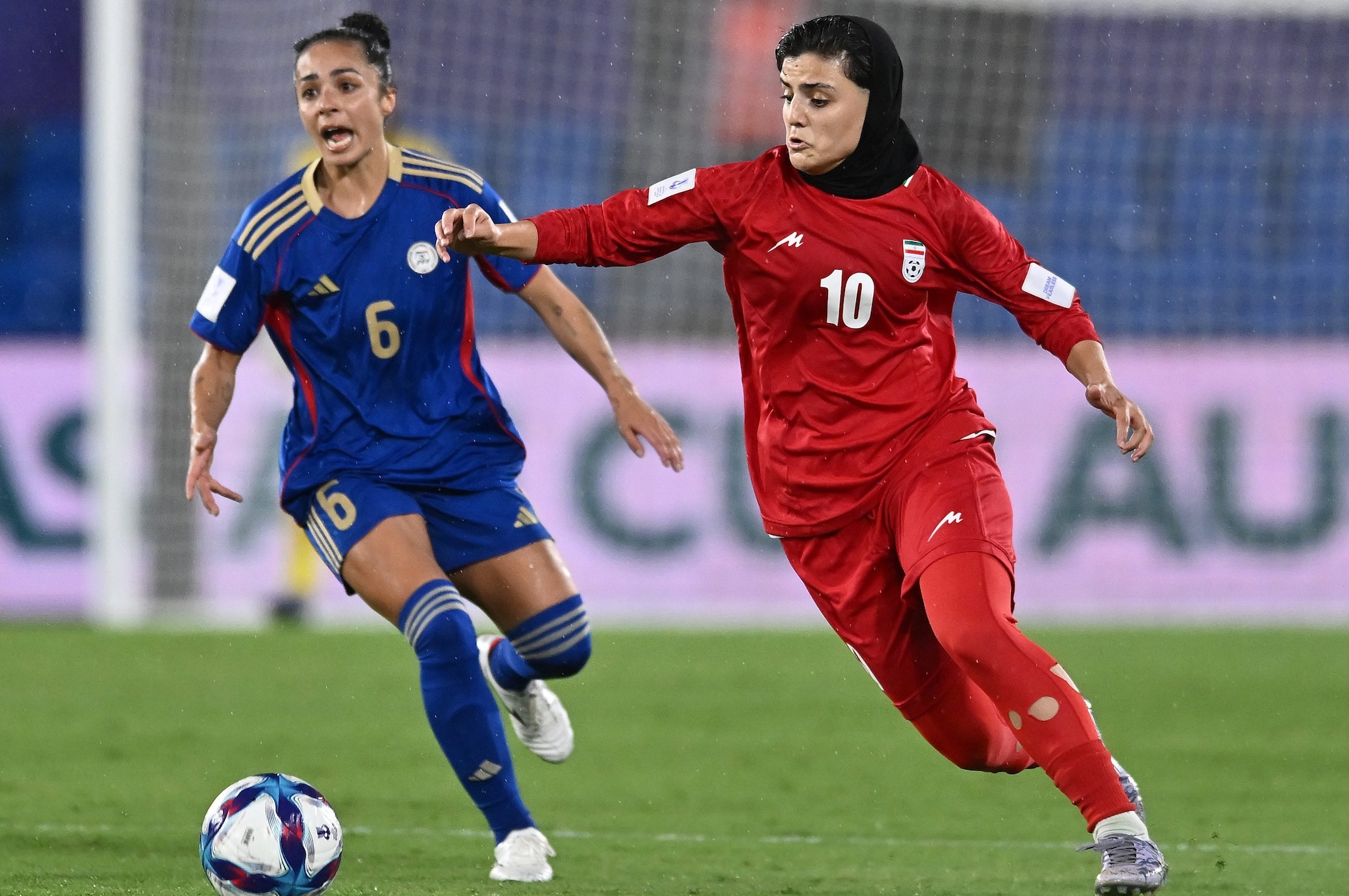 Le calciatrici dell’Iran hanno giocato così i loro match di Coppa d’Asia, lo stesso abbigliamento è obbligatorio anche in allenamento