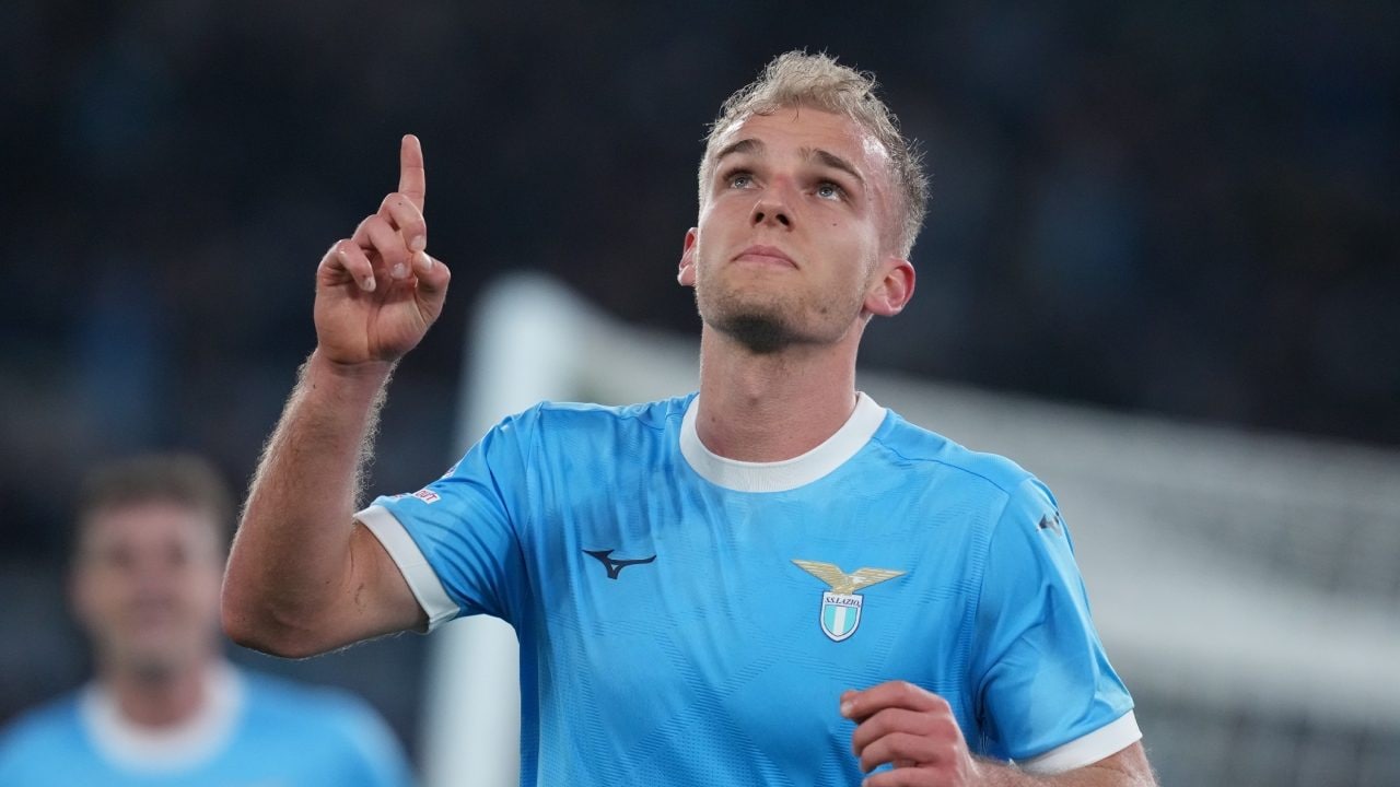 Isaksen illumina l'Olimpico in festa e ferma il Milan: la Lazio vince 1-0, l'Inter sale a +8