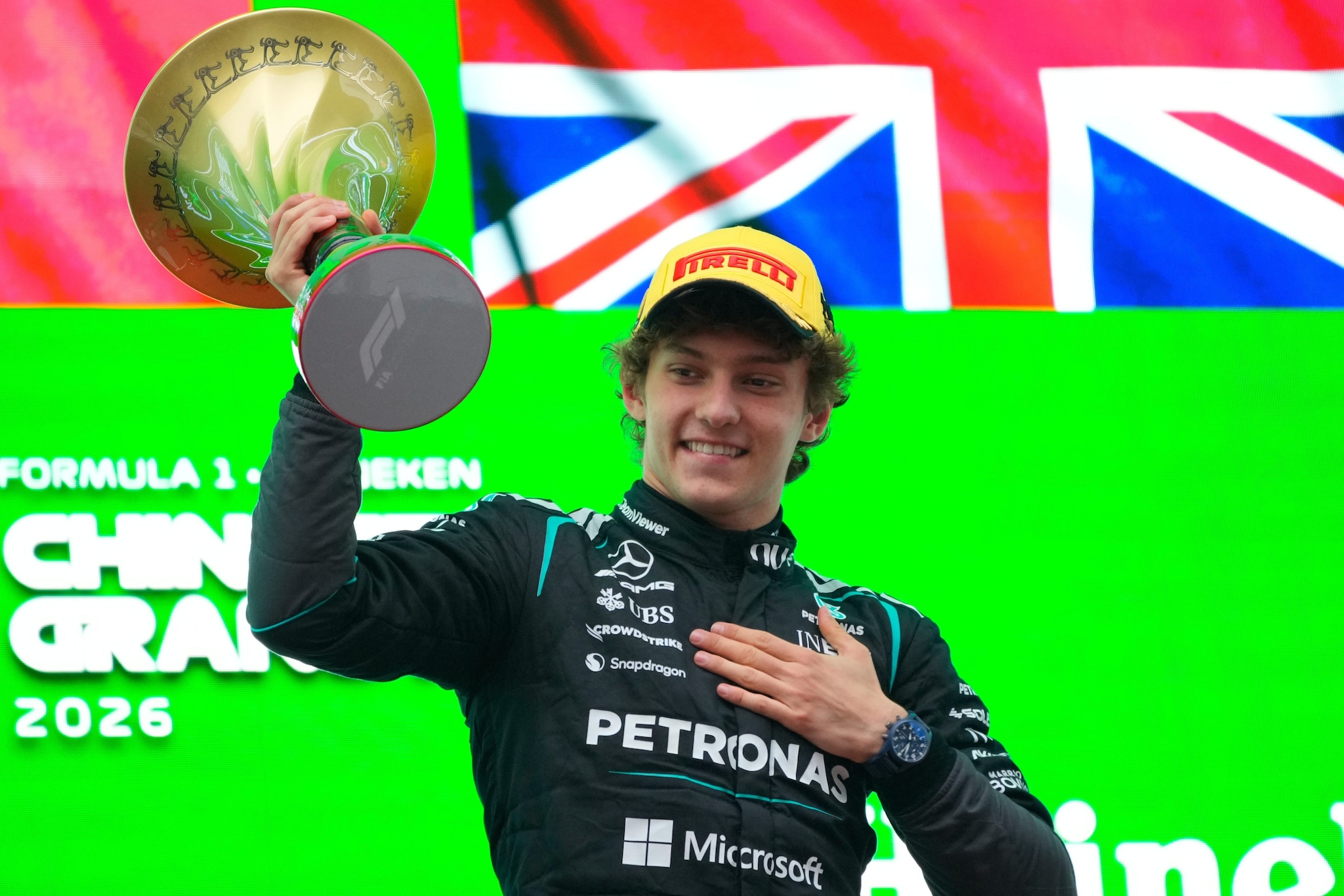 Kimi Antonelli sul gradino più alto del podio a Shanghai